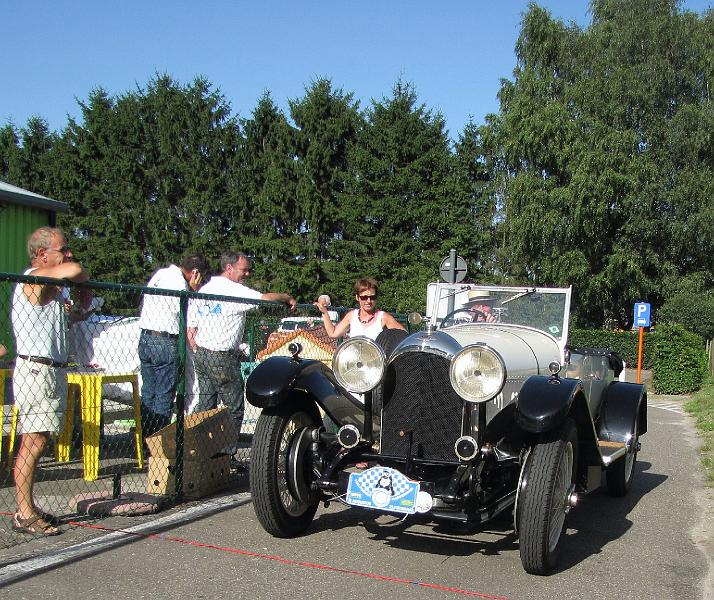 Prijsuitreiking voor de mooiste, oudste, speciaalste en de auto die van het verst kwam,  verschillende leden van MG Club Limburg vielen in de prijzen, kijk maar (24).JPG
